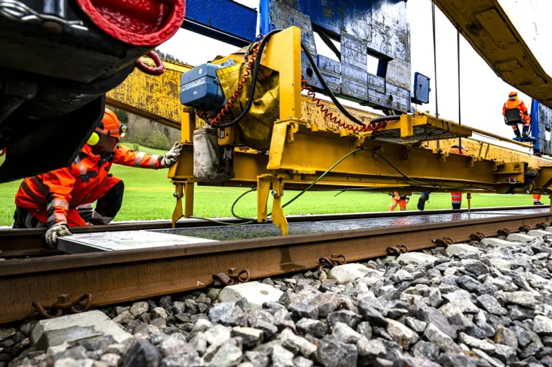 В Швейцарии запустили солнечную железную дорогу — солнечные панели уложили прямо между рельсами