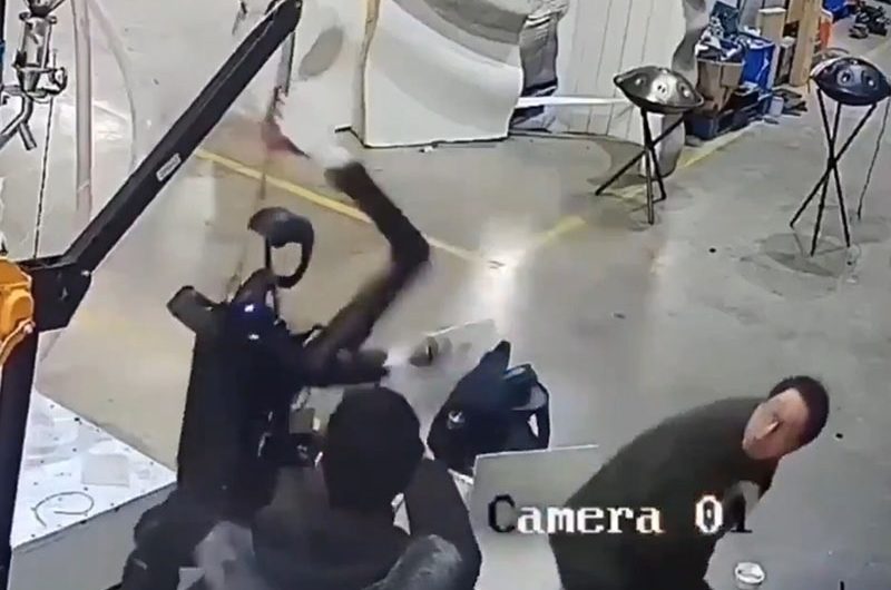 Видео: взбесившийся гуманоидный робот Unitree H1 напал на рабочих